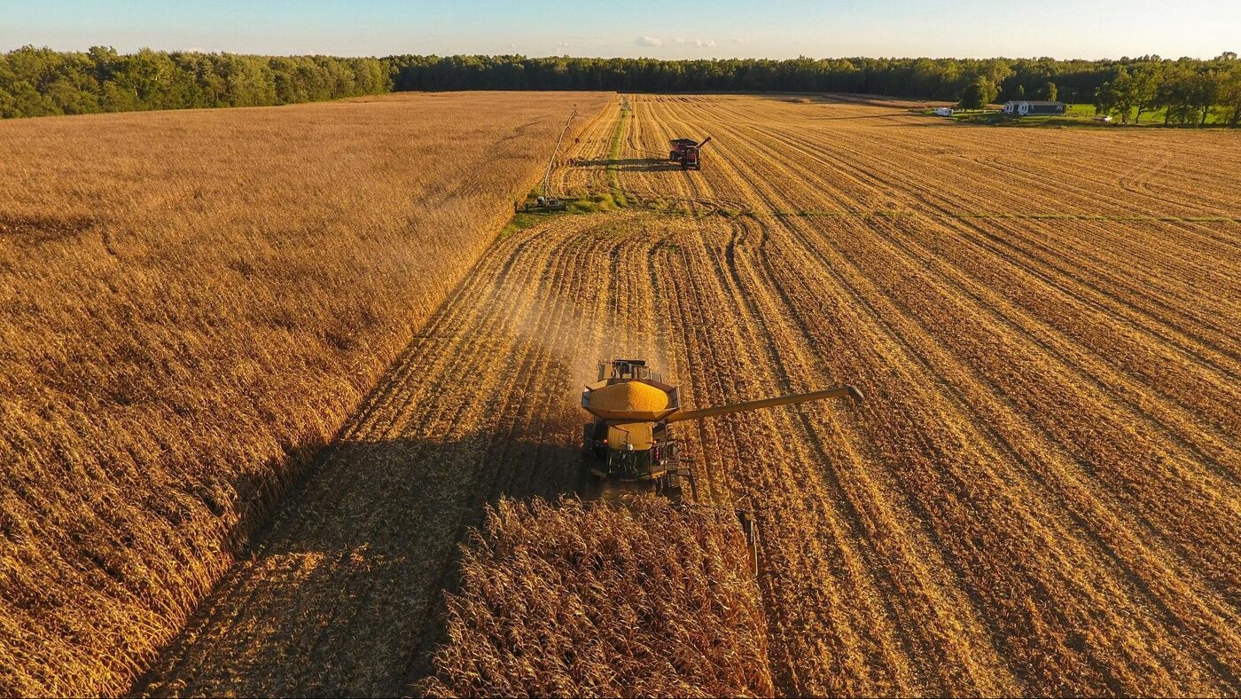 Drone realizando monitoramento de cultura agrícola